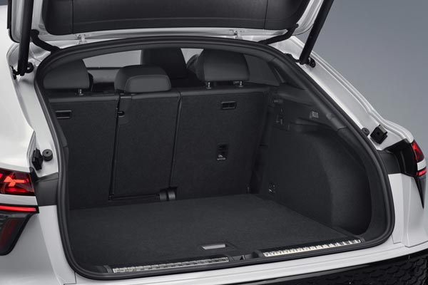 Интерьер салона Audi Q3 Sportback