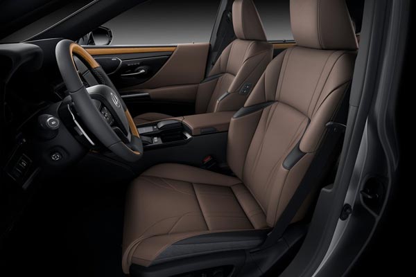 Интерьер салона Lexus ES