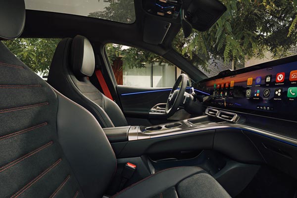 Интерьер салона Mercedes GLC EQ