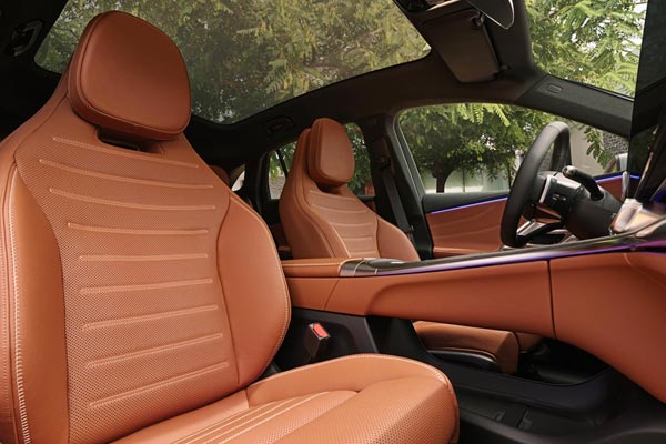 Интерьер салона Mercedes GLC EQ