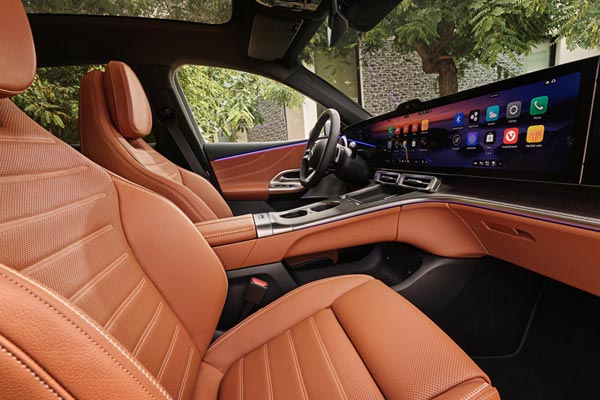 Интерьер салона Mercedes GLC EQ