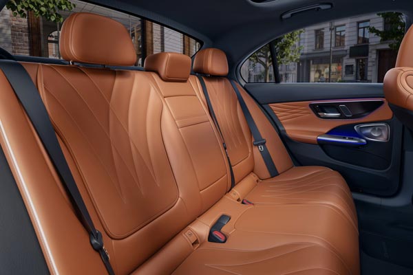 Интерьер салона Mercedes C-Class