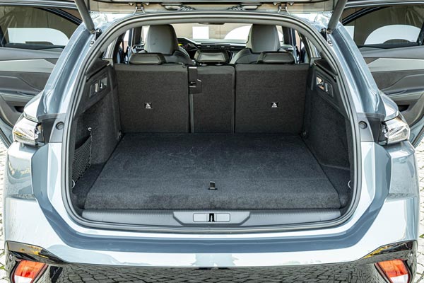 Интерьер салона Peugeot 308 SW