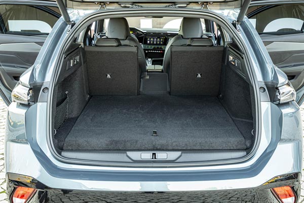 Интерьер салона Peugeot 308 SW