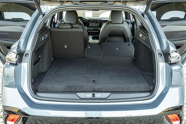 Интерьер салона Peugeot 308 SW