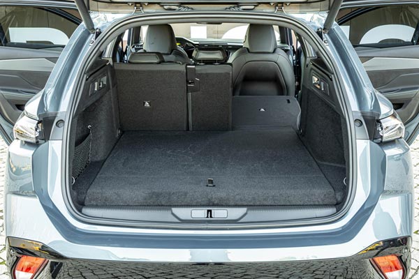 Интерьер салона Peugeot 308 SW