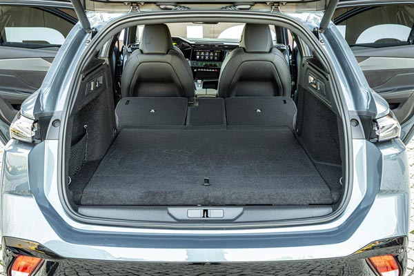 Интерьер салона Peugeot 308 SW