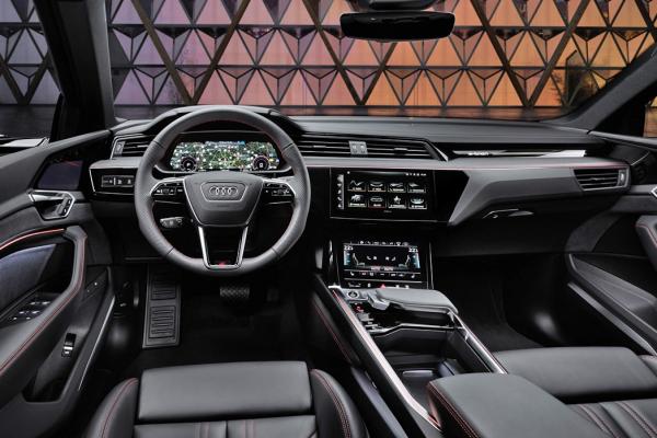 Audi e-tron      Q8  - 2