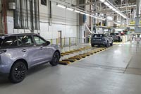 Готовый автомобиль проезжает через участок искусственных неровностей