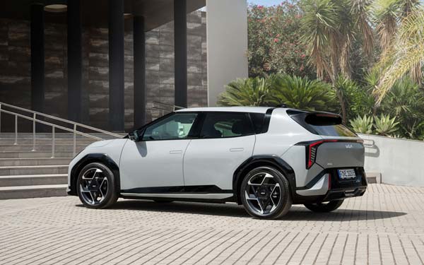 Kia EV4 2025...