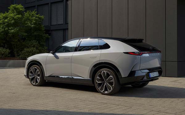 Mazda CX-6e 2026...