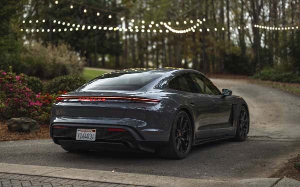 Porsche Taycan GTS 2024...