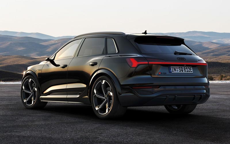  Audi SQ8 e-tron 