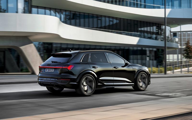  Audi SQ8 e-tron 