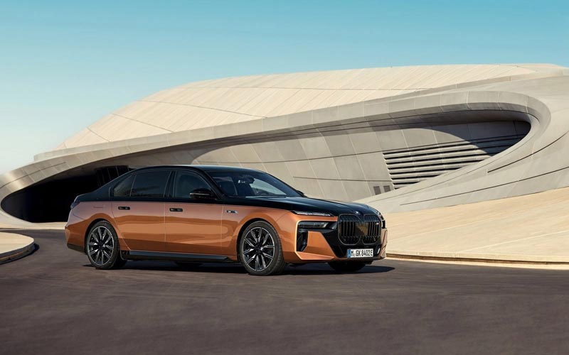  BMW i7 M70 