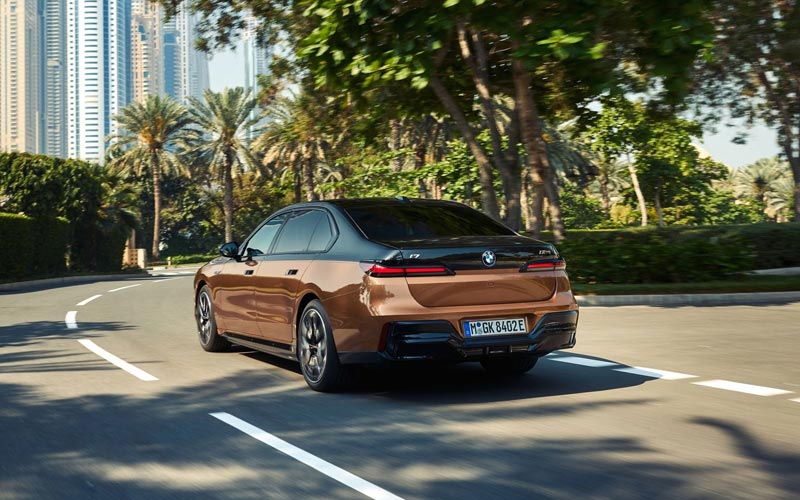  BMW i7 M70 