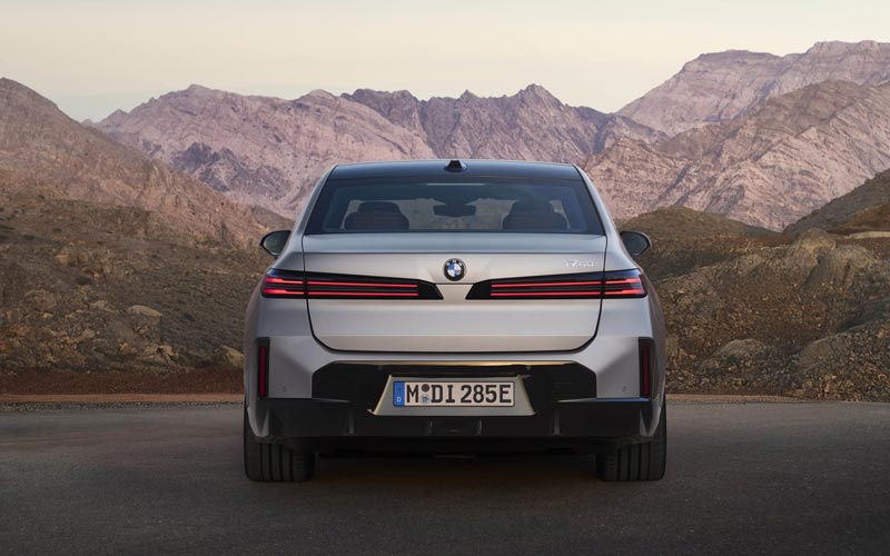 ���� BMW i7 