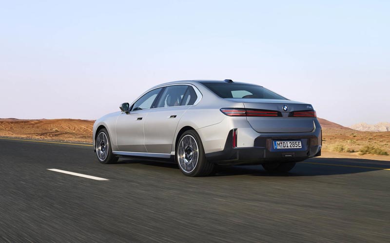 ���� BMW i7 