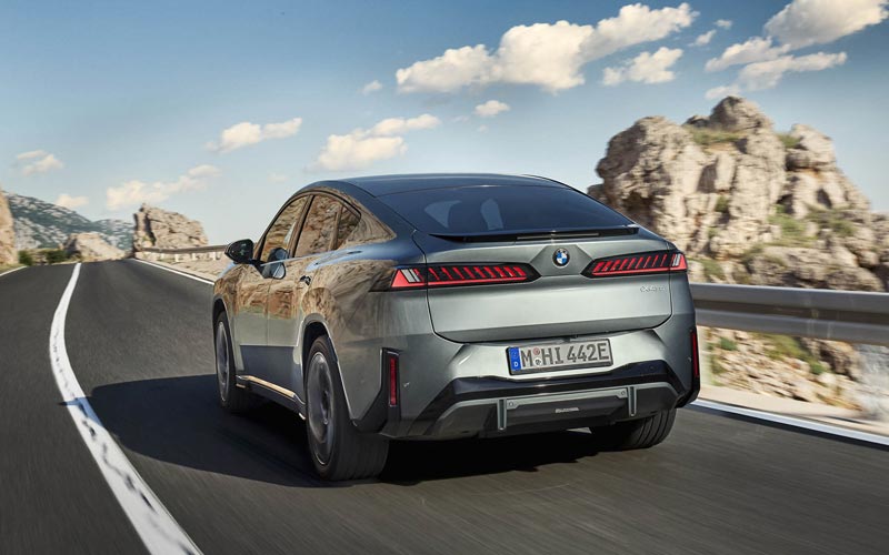 ���� BMW iX4 
