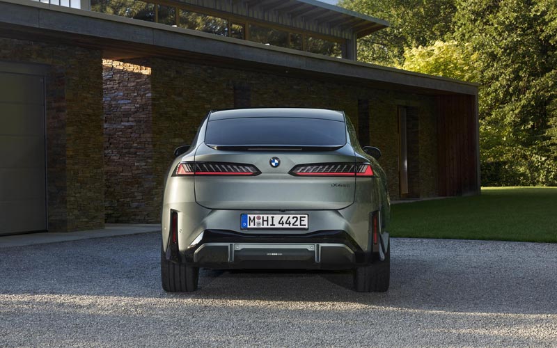���� BMW iX4 