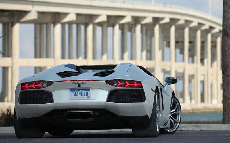  Lamborghini Aventador Roadster 