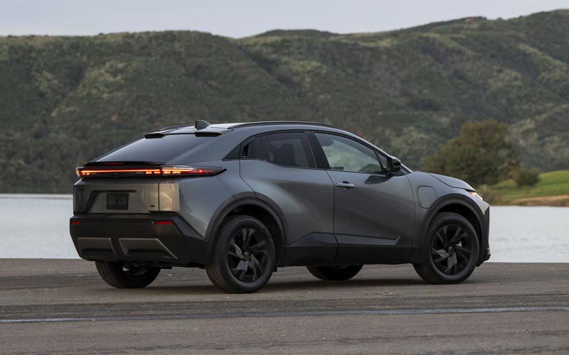 ���� Toyota C-HR Plus 