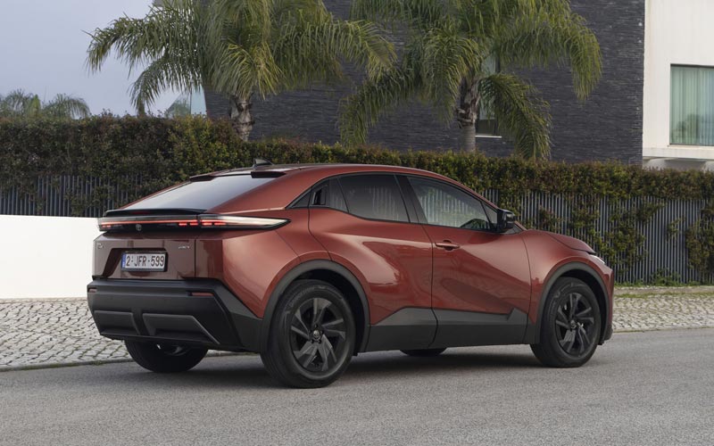 ���� Toyota C-HR Plus 