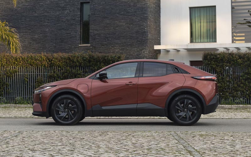 ���� Toyota C-HR Plus 