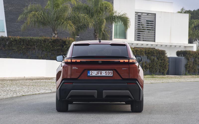���� Toyota C-HR Plus 