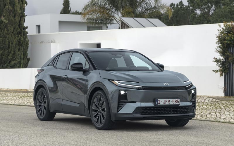 ���� Toyota C-HR Plus 