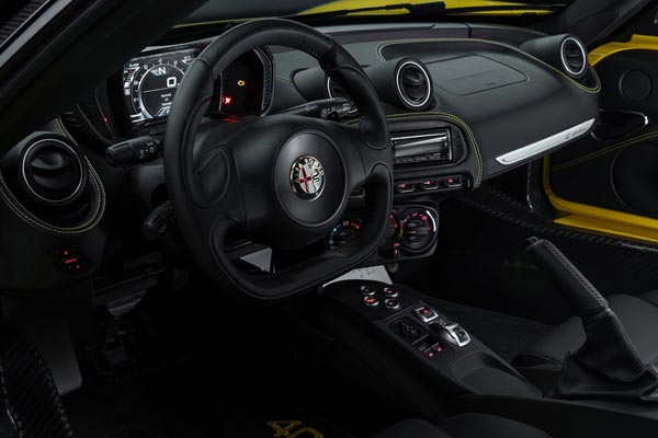 Интерьер салона Alfa Romeo 4C Spider