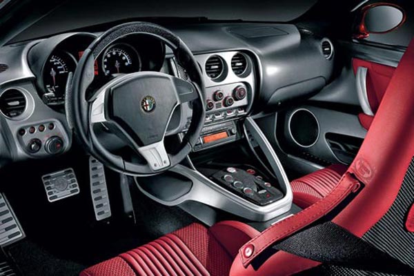 Интерьер салона Alfa Romeo 8C Competizione