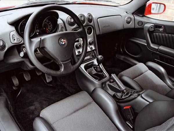 Интерьер салона Alfa Romeo GTV