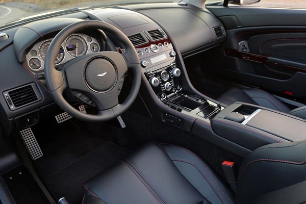 Интерьер салона Aston Martin V12 Vantage S Roadster