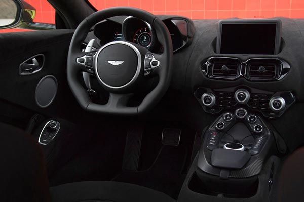 Интерьер салона Aston Martin V8 Vantage