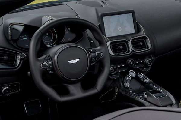 Интерьер салона Aston Martin V8 Vantage Roadster