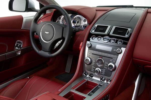 Интерьер салона Aston Martin DB9