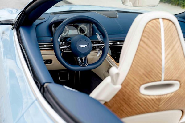   Aston Martin DB12 Volante