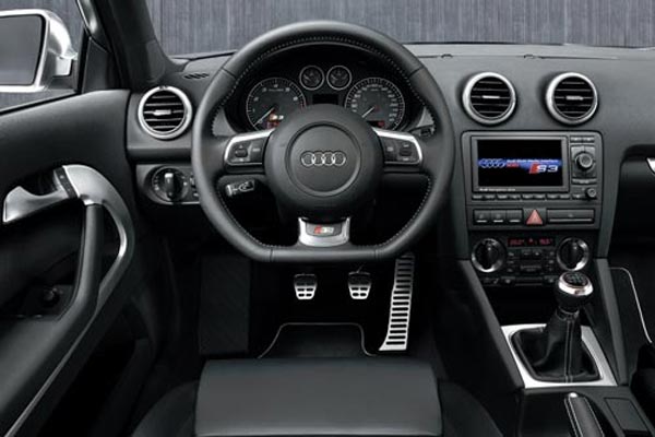 Интерьер салона Audi S3