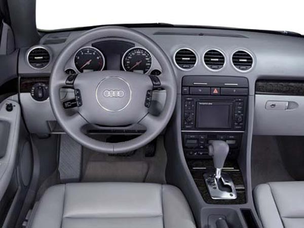 Интерьер салона Audi A4 Cabrio