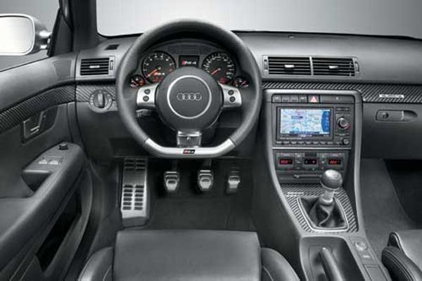 Интерьер салона Audi RS4 Avant