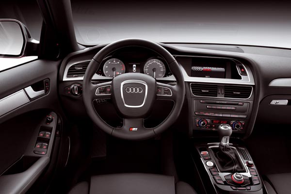 Интерьер салона Audi S4