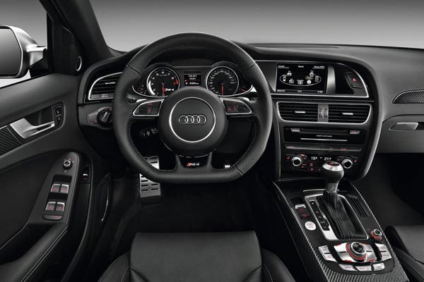 Интерьер салона Audi RS4 Avant