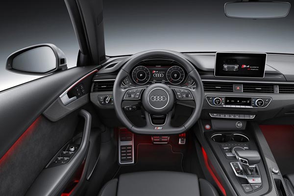 Интерьер салона Audi S4