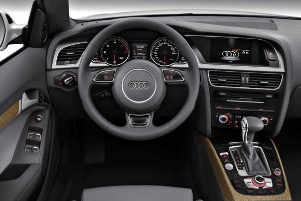Интерьер салона Audi A5 Cabrio