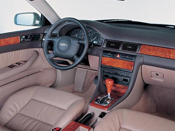 Интерьер салона Audi A6