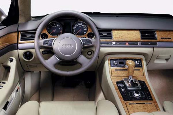 Интерьер салона Audi A8