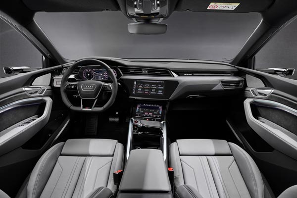 Интерьер салона Audi E-tron S Sportback