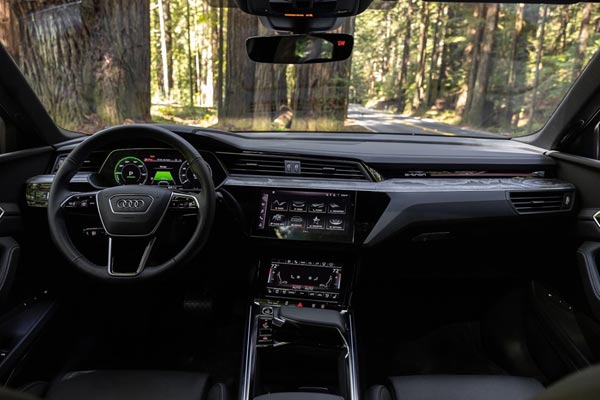   Audi Q8 Sportback e-tron