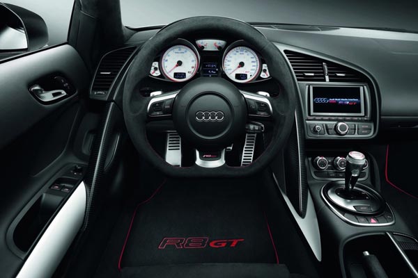 Интерьер салона Audi R8 GT